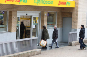ep decenas de personas esperan para poder entrar a comprar en un supermercado ahorramas de madrid en