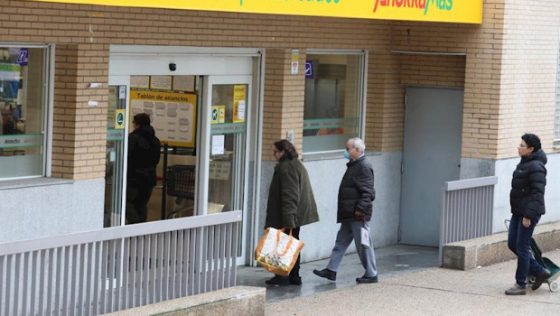 ep decenas de personas esperan para poder entrar a comprar en un supermercado ahorramas de madrid en