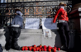 ep dos espantapajaros junto a dos carteles en los que se leen estamos en la ruina no aguantamos mas