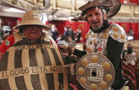 ep dos hombres vestidos como don quijote y sancho pancha asisten a la celebracion del sorteo