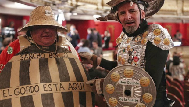 ep dos hombres vestidos como don quijote y sancho pancha asisten a la celebracion del sorteo