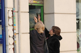 ep dos mujeres cierran la persiana de su negocio