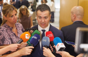 ep el ministro de industria comercio y turismo hector gomez atiende a medios tras un desayuno