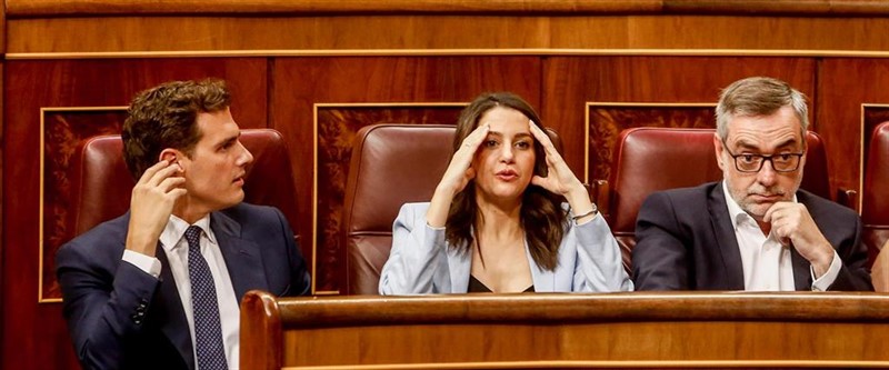 El presidente de Ciudadanos, Albert Rivera; la portavoz del partido en el Congreso, Inés Arrimadas (llevándose las manos a la cabeza); y el secretario general de la formación naranja, José Manuel Villegas, reaccionan en sus escaños a la intervenciónn del | Ricardo Rubio - Europa Press - Archivo ep el presidente de ciudadanos albert rivera la portavoz del partido en el congreso ines arrimadas