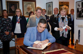 ep el presidente del gobierno en funciones pedro sanchez firma el libro de la casa de unamuno ante