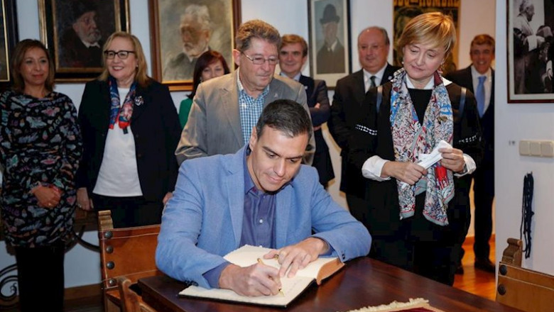 ep el presidente del gobierno en funciones pedro sanchez firma el libro de la casa de unamuno ante