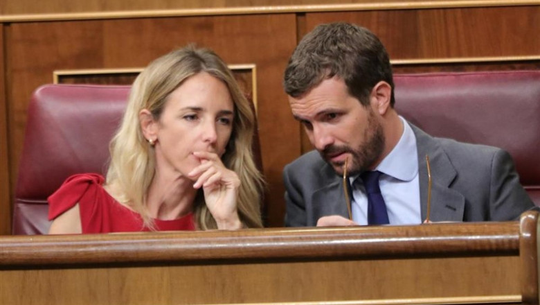 El presidente del PP Pablo Casado, charla con la portavoz parlamentaria del partido, Cayetana Álvarez de Toledo, en el Pleno | Jesús Hellín - Europa Press ep el presidente del pp pablo casado charla con la portavoz parlamentaria del partido cayetana