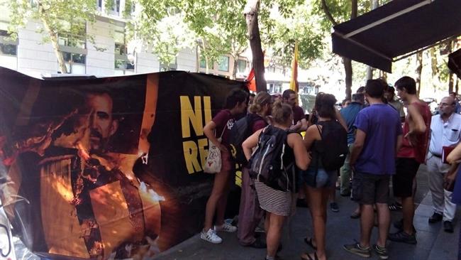 En libertad los dos jóvenes que quemaron fotos del Rey | ARRAN JOVENT ep en libertaddos jovenesquemaron fotosrey