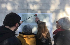 ep familiares de las victimas buscan los nombres de sus seres queridos en el memorial de valladolid