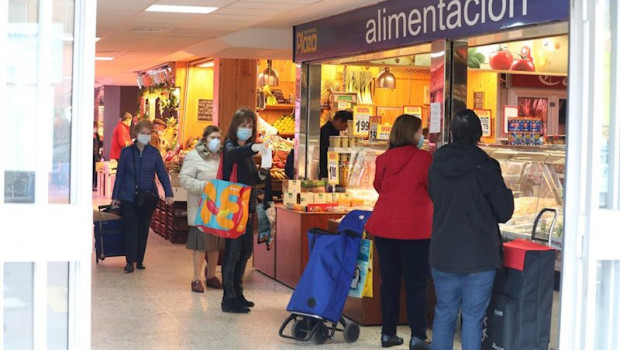 ep gran afluencia de personas en un mercado de moratalaz durante la semana santa en la que es ya la