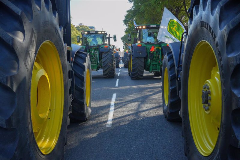 Los agricultores protestan bloqueando carreteras en toda España con una tractorada
