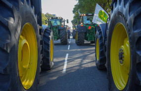 ep imagen de los tractores de agricultores onubenses en la manifestacion de este jueves en sevilla
