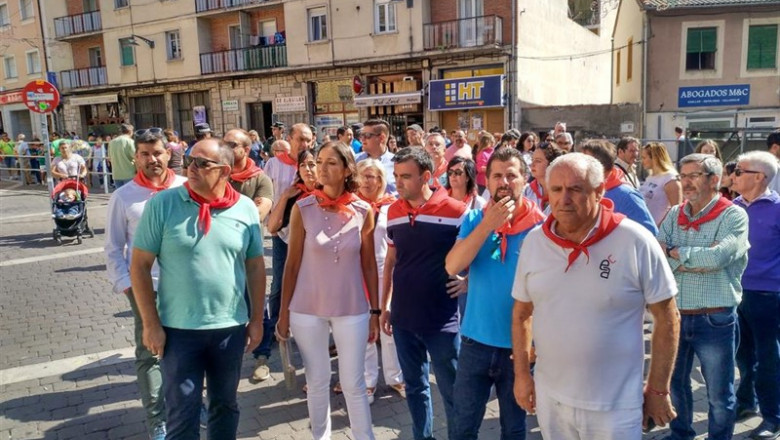 La ministra de Industria, Comercio y Turismo, Reyes Maroto, acompañada por responsables socialistas y el alcalde de Cuéllar (Segovia), Carlos Fraile, durante la visita a la localidad. | EUROPA PRESS ep la ministra de industria comercio y turismo reyes maroto acompanada por responsables socialistas