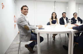 ep liderciudadanos albert rivera preside la reunioncomite permanentepartidosu sede la acompanansu izquierda la portavozla ejecutivasecretariaformacioncs ines arrimadas secretariocomunicacion fernandop