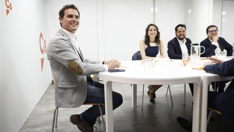 El líder de Ciudadanos, Albert Rivera, preside la reunión del Comité Permanente del partido en su sede. La acompañan a su izquierda, la portavoz de la Ejecutiva y Secretaria de Formación de Cs, Inés Arrimadas; el secretario de Comunicación, Fernando de P | Eduardo Parra - Europa Press ep liderciudadanos albert rivera preside la reunioncomite permanentepartidosu sede la acompanansu izquierda la portavozla ejecutivasecretariaformacioncs ines arrimadas secretariocomunicacion fernandop