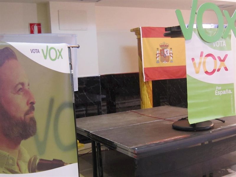ep logo de vox con la cara de abascal en primer plano y bandera de espana