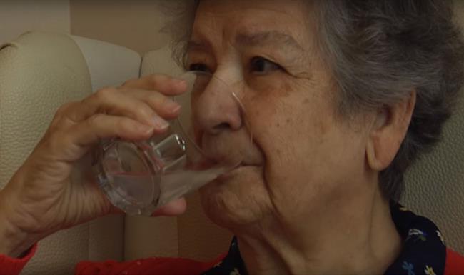 Mujer mayor bebiendo agua | FUNDACIÓN EDAD & VIDA ep mujer mayor bebiendo agua