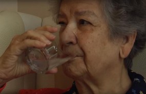ep mujer mayor bebiendo agua