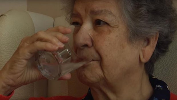ep mujer mayor bebiendo agua