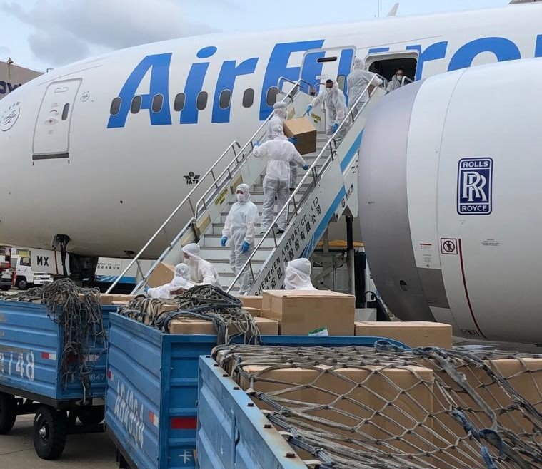 ep operarios descargan las cajas con mascarillas de proteccion