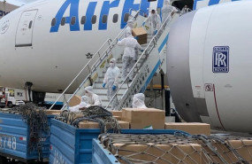 ep operarios descargan las cajas con mascarillas de proteccion