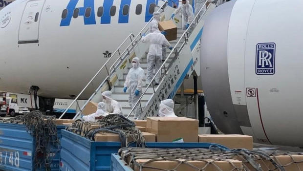 ep operarios descargan las cajas con mascarillas de proteccion