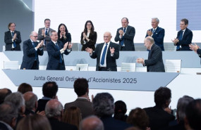 ep ovacion al presidente de banco sabadell josep oliu tras su discurso en la junta general de