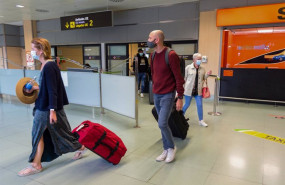 ep pasajeros procedentes de un vuelo con origen gran bretana salen del aeropuerto de ibiza a 30 de