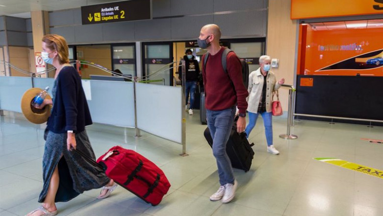 ep pasajeros procedentes de un vuelo con origen gran bretana salen del aeropuerto de ibiza a 30 de ep pasajeros procedentes de un vuelo con origen gran bretana salen del aeropuerto de ibiza a 30 de