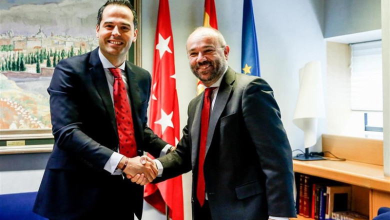 El portavoz de Ciudadanos en el Parlamento regional, Ignacio Aguado (i), se reúne con el presidente de la Asamblea de Madrid, Juan Trinidad. | Ricardo Rubio - Europa Press ep portavozciudadanosparlamento regional ignacio aguado i se reunepresidentela asambleamadrid juan trinidad