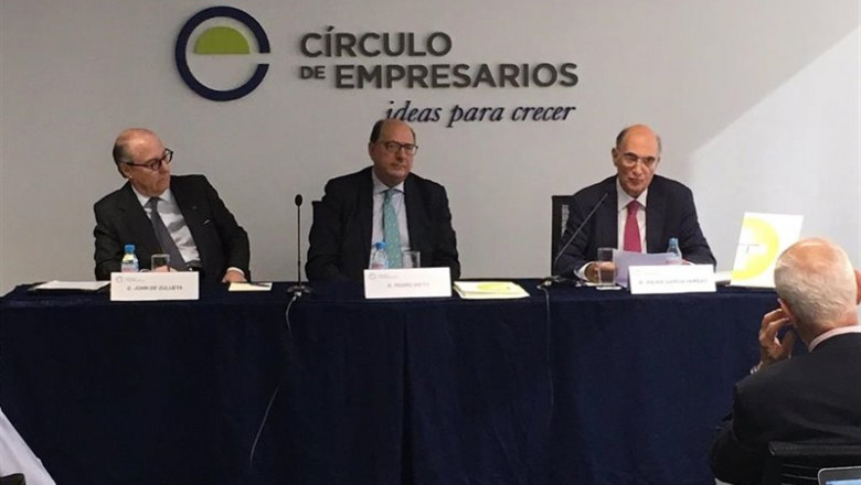 Presentación del libro 'Diez temas candentes de la Sanidad española 2019', editado por el Círculo de Empresarios. De izq a der: John de Zuelueta, Pedro Nieto y el exministro de Sanidad Julián García Vargas | CÍRCULO DE EMPRESARIOS ep presentacion del libro diez temas candentes de la sanidad espanola 2019 editado por el circulo de