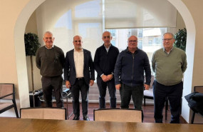 ep representantes de ambas empresas tras la firma de la adquisicion