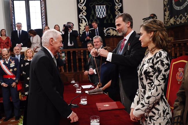 El Rey entrega el Premio Cervantes a Eduardo Mendoza | TWITTER DE LA CASA REAL ep rey entregapremio cervanteseduardo mendoza