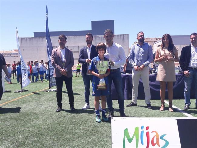 Robert, jugador del Getafe que ganó el Premio al Juego Limpio en Mijas Cup | AFE ep robert jugadorgetafegano premiojuego limpiomijas cup