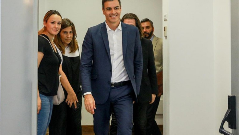 El secretario general del Partido Socialista y presidente del Gobierno en funciones, Pedro Sánchez, llega a una reunión con representantes de diversos sectores culturales en la Sede de la Sociedad de Artistas, Intérpretes o Ejecutantes de España (IAE). | Ricardo Rubio - Europa Press ep secretario generalpartido socialistapresidentegobiernofunciones pedro sanchez llegauna reunionrepresentantesdiversos sectores culturalesla sedela sociedadartistas interpretesejecutantesespana iae