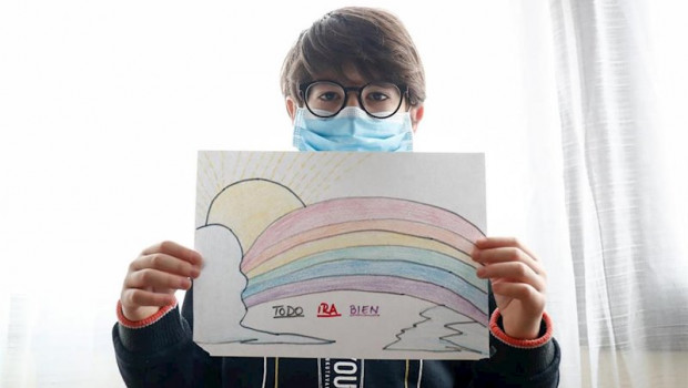 ep un nino con mascarilla ensena un dibujo que ha hecho de un arcoiris y la frase todo ira bien