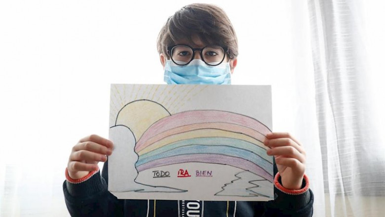 ep un nino con mascarilla ensena un dibujo que ha hecho de un arcoiris y la frase todo ira bien ep un nino con mascarilla ensena un dibujo que ha hecho de un arcoiris y la frase todo ira bien