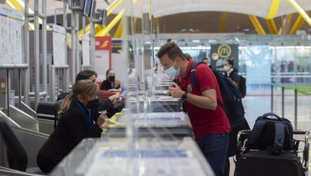 ep un pasajero factura su maleta en la t4 del aeropuerto adolfo suarez madrid barajas en madrid