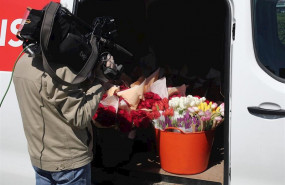 ep un periodista graba el interior de una furgoneta repleta de flores que la fundacion madrina envia