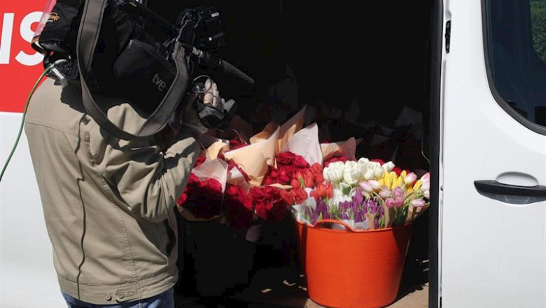 Un periodista graba el interior de una furgoneta repleta de flores que la Fundación Madrina envía para regalar a los sanitarios y para decorar el hospital de campaña en IFEMA, donde se atiende a contagiados por coronavirus derivados de otros centros de la | Eduardo Parra - Europa Press ep un periodista graba el interior de una furgoneta repleta de flores que la fundacion madrina envia