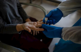 ep un voluntario de la ong proactiva open arms realiza un test rapido de covid-19 en la residencia