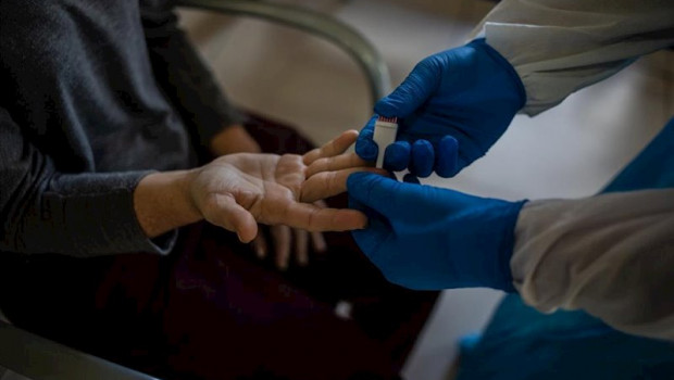 ep un voluntario de la ong proactiva open arms realiza un test rapido de covid-19 en la residencia