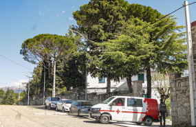 ep una ambulancia de la cruz roja sale del nuevo centro abierto en los molinos con cincuenta plazas