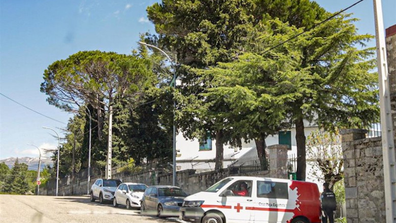 ep una ambulancia de la cruz roja sale del nuevo centro abierto en los molinos con cincuenta plazas
