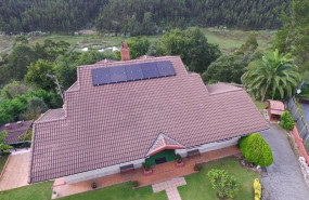 ep una casa con placas solares fotovoltaicas