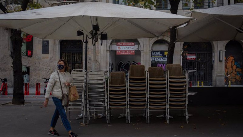 ep una mujer pasa junto a la terraza recogida de un bar cerrado durante el cuarto dia de la entrada ep una mujer pasa junto a la terraza recogida de un bar cerrado durante el cuarto dia de la entrada