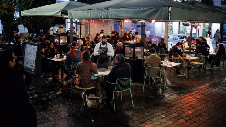 ep varias personas toman el aperitivo en la plaza de santa ana para celebrar la llegada de la ep varias personas toman el aperitivo en la plaza de santa ana para celebrar la llegada de la