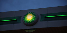 le logo de british petrol bp a la station service de pienkow en pologne 20230428075214 