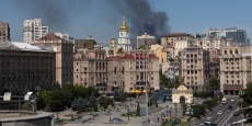 de la fumee s eleve dans le ciel de la ville apres un tir de missile russe a kiev 20241120113013 