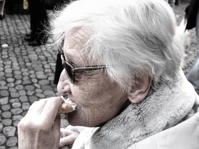 ep abuela personas mayores anciana comiendo